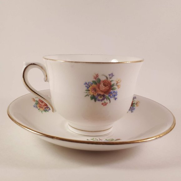 Vintage pretty Vale bone china floral teacup and saucer-England - Picture 3 of 8